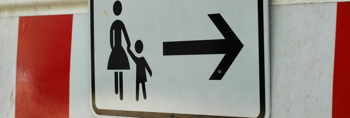 Hinweisschild: Mutter und Kind sollen nach rechts gehen. Kindergeld Beukenberg Rechtsanwälte